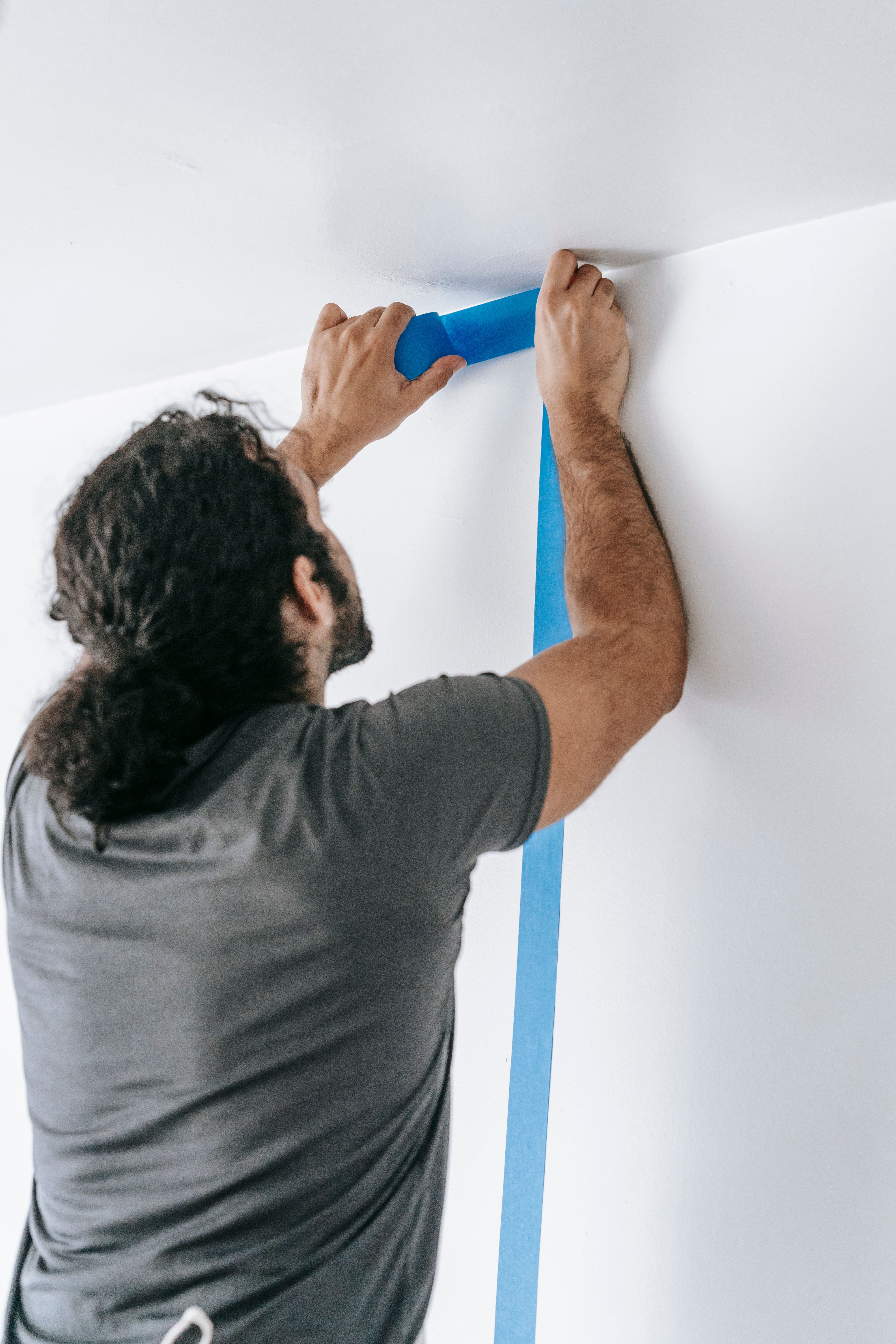 Artisan peintre en bâtiment en intervention sur un chantier